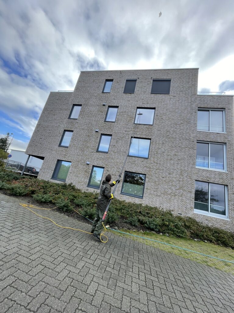 Vindusvask på moderne bygning